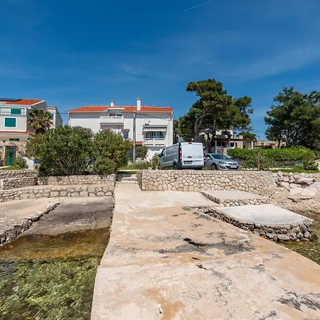 Appartement 2 Bedroom Gorgeous In Košljun