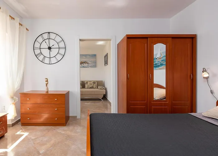 2 Bedroom Gorgeous In Appartement *